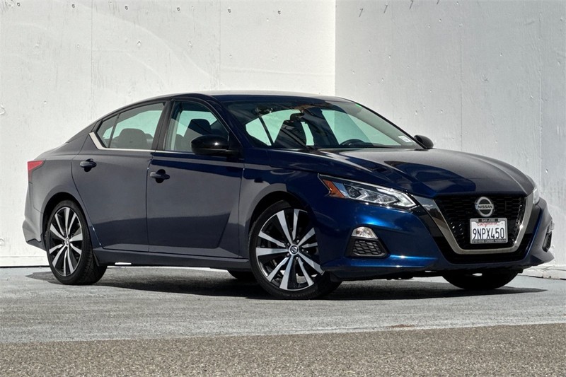 Nissan Altima Vehicle Full-screen Gallery Image 02