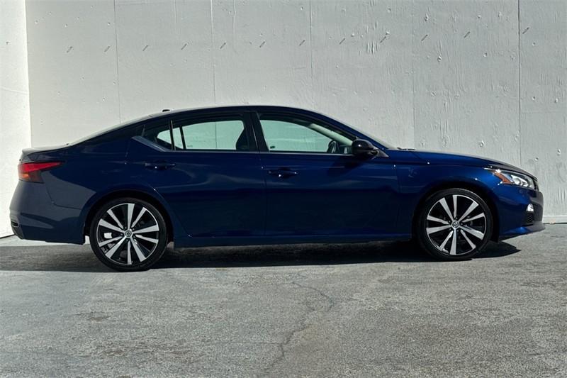 Nissan Altima Vehicle Full-screen Gallery Image 03