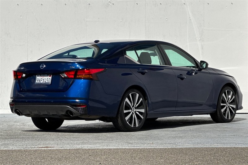 Nissan Altima Vehicle Full-screen Gallery Image 04