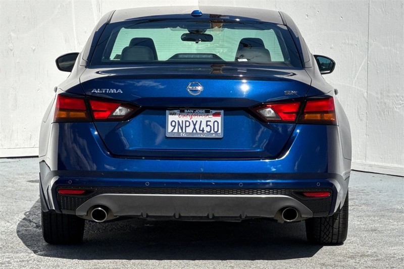 Nissan Altima Vehicle Full-screen Gallery Image 05