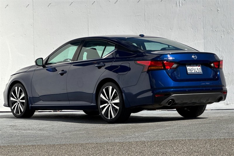 Nissan Altima Vehicle Full-screen Gallery Image 06