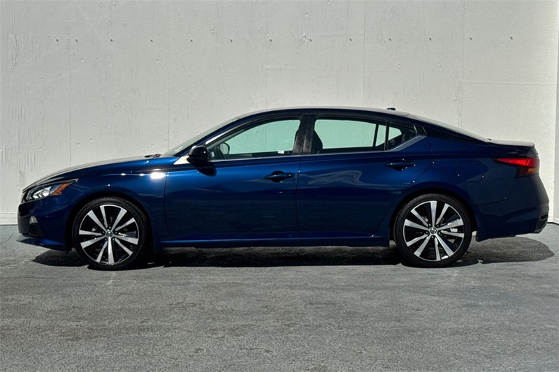 Nissan Altima Vehicle Full-screen Gallery Image 07