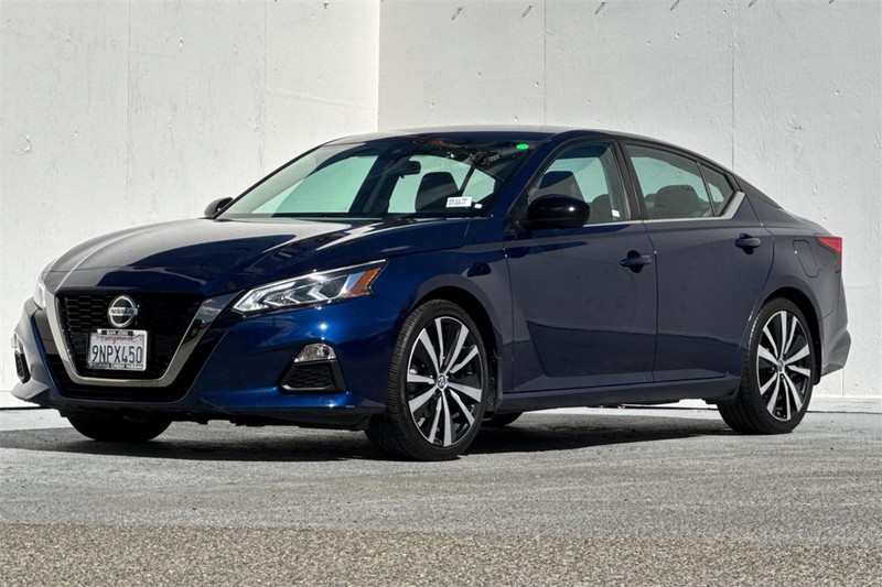 Nissan Altima Vehicle Full-screen Gallery Image 08