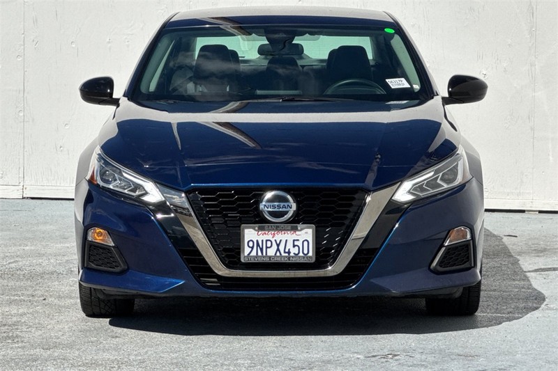 Nissan Altima Vehicle Full-screen Gallery Image 09