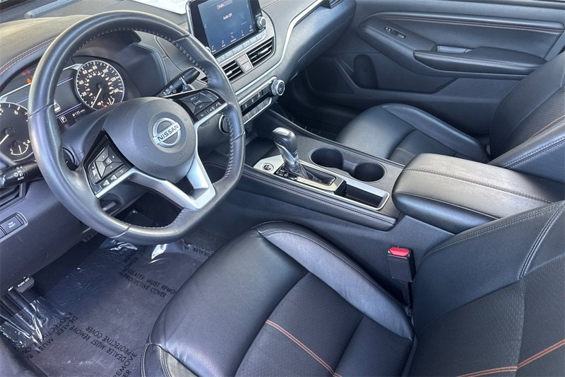 Nissan Altima Vehicle Full-screen Gallery Image 10