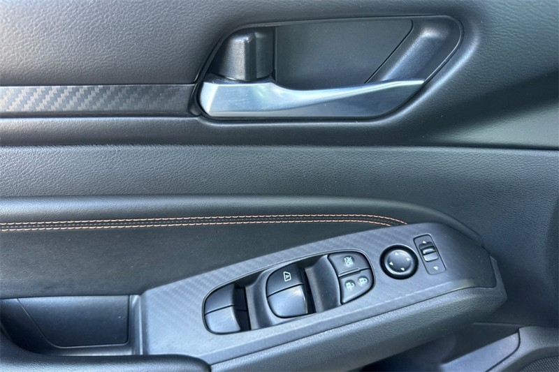 Nissan Altima Vehicle Full-screen Gallery Image 11