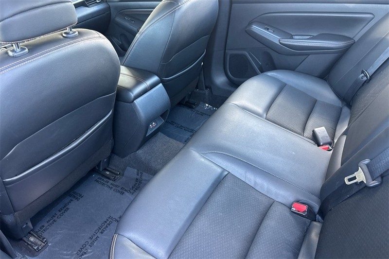 Nissan Altima Vehicle Full-screen Gallery Image 12