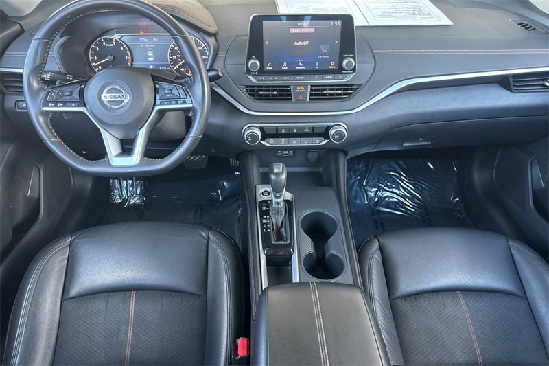 Nissan Altima Vehicle Full-screen Gallery Image 13