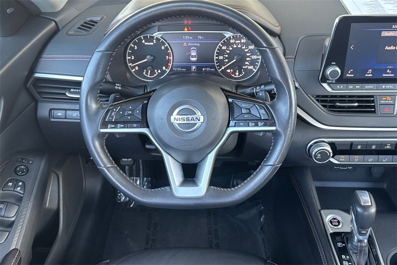 Nissan Altima Vehicle Full-screen Gallery Image 14