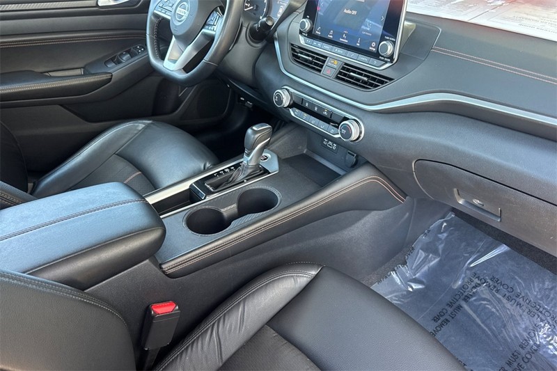 Nissan Altima Vehicle Full-screen Gallery Image 15