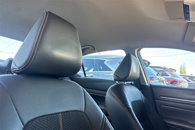 Nissan Altima Vehicle Full-screen Gallery Image 16