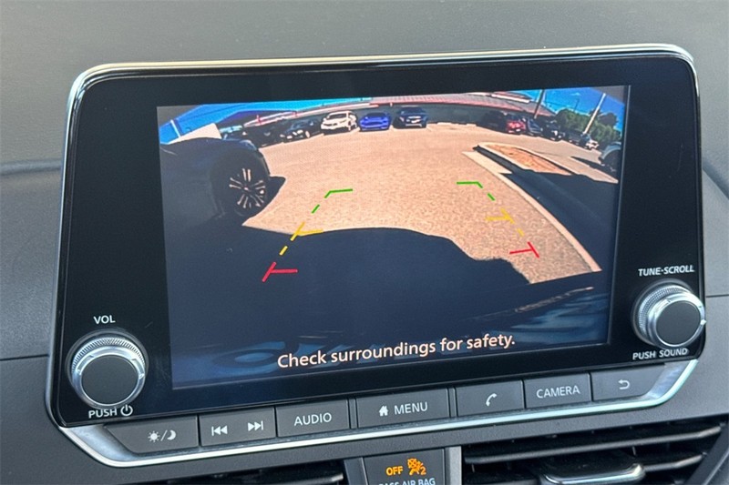 Nissan Altima Vehicle Full-screen Gallery Image 18