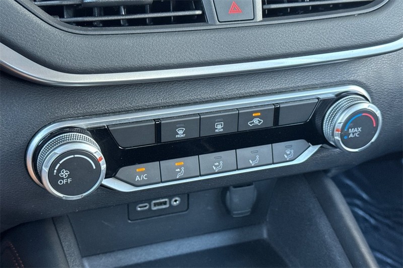 Nissan Altima Vehicle Full-screen Gallery Image 19