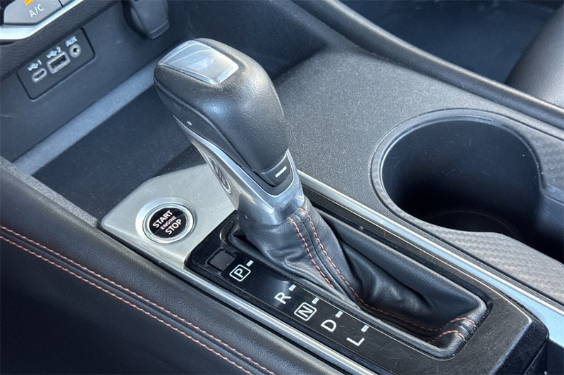 Nissan Altima Vehicle Full-screen Gallery Image 20