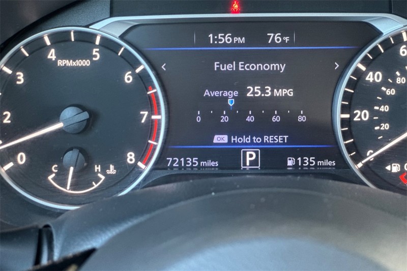 Nissan Altima Vehicle Full-screen Gallery Image 24