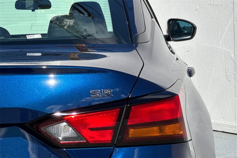 Nissan Altima Vehicle Full-screen Gallery Image 26