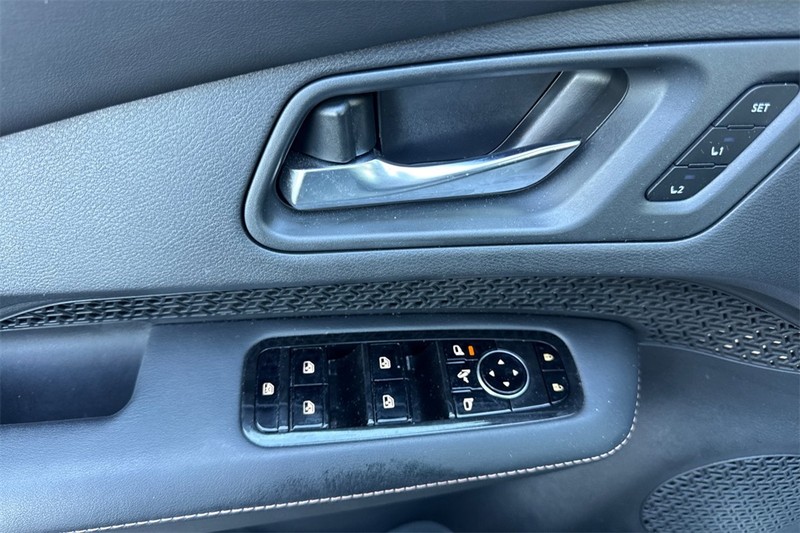 Nissan ARIYA Vehicle Full-screen Gallery Image 11