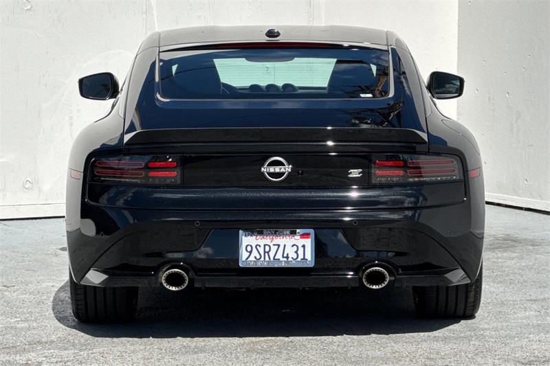 Nissan Z Vehicle Full-screen Gallery Image 05