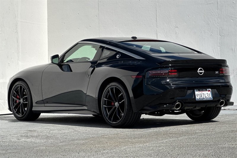 Nissan Z Vehicle Full-screen Gallery Image 06