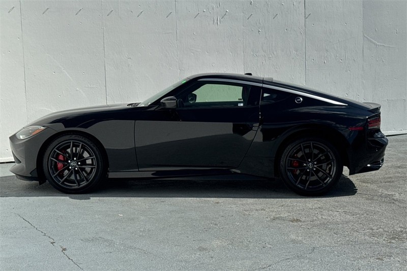 Nissan Z Vehicle Full-screen Gallery Image 07