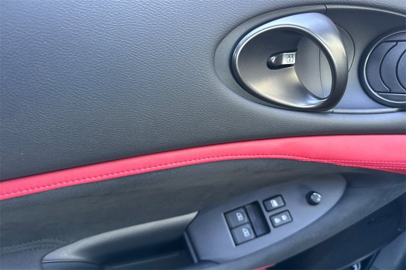 Nissan Z Vehicle Full-screen Gallery Image 11