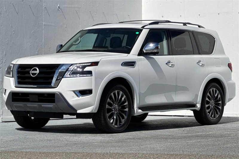 Nissan Armada Vehicle Full-screen Gallery Image 08
