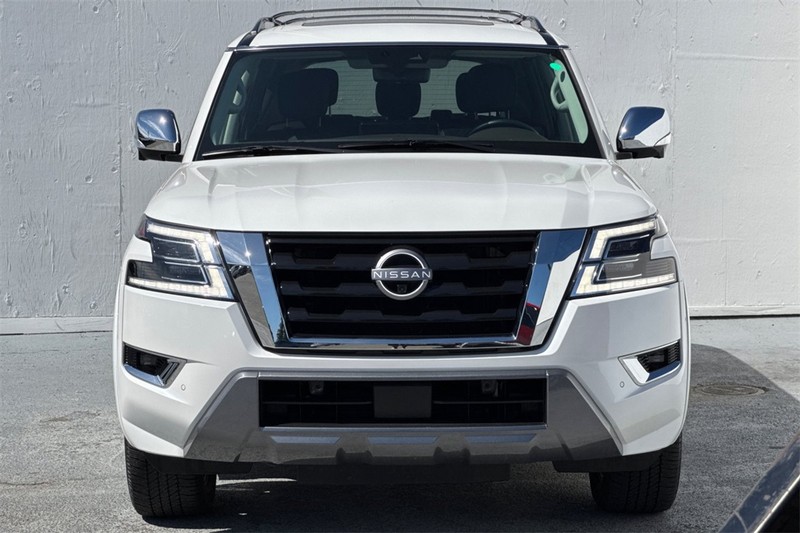 Nissan Armada Vehicle Full-screen Gallery Image 09