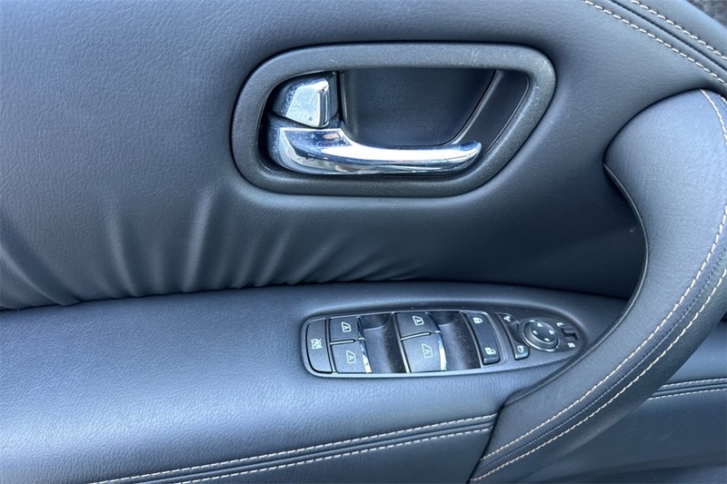 Nissan Armada Vehicle Full-screen Gallery Image 11