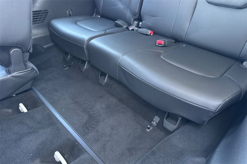 Nissan Armada Vehicle Full-screen Gallery Image 15