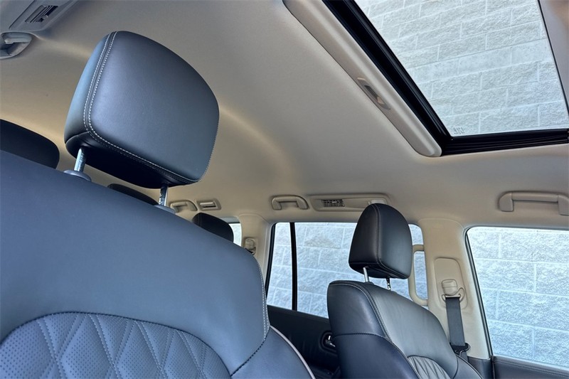 Nissan Armada Vehicle Full-screen Gallery Image 18