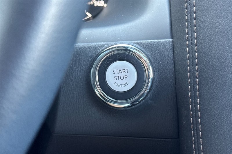 Nissan Armada Vehicle Full-screen Gallery Image 24