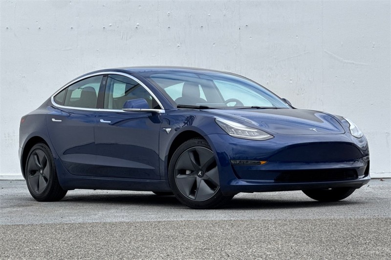 Tesla Model 3 Vehicle Full-screen Gallery Image 02