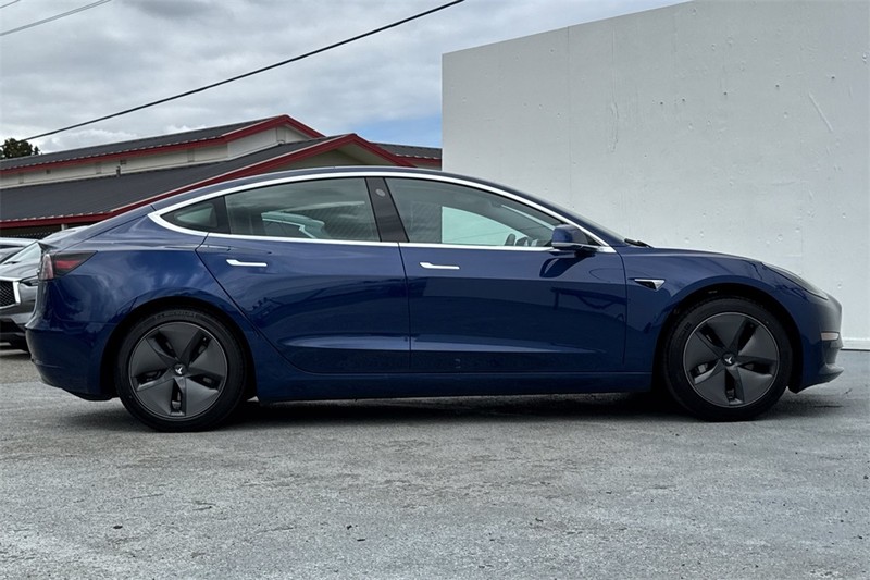 Tesla Model 3 Vehicle Full-screen Gallery Image 03