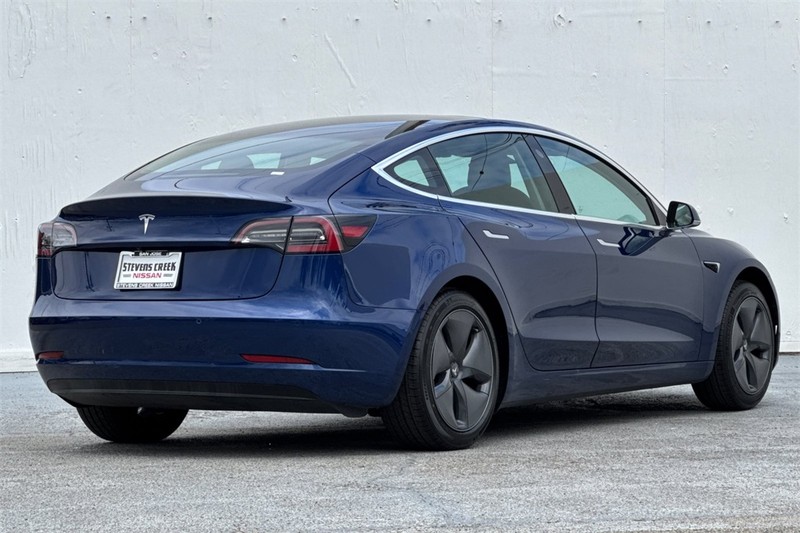 Tesla Model 3 Vehicle Full-screen Gallery Image 04
