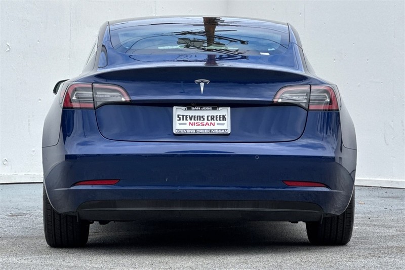 Tesla Model 3 Vehicle Full-screen Gallery Image 05
