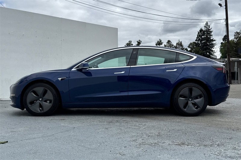 Tesla Model 3 Vehicle Full-screen Gallery Image 07