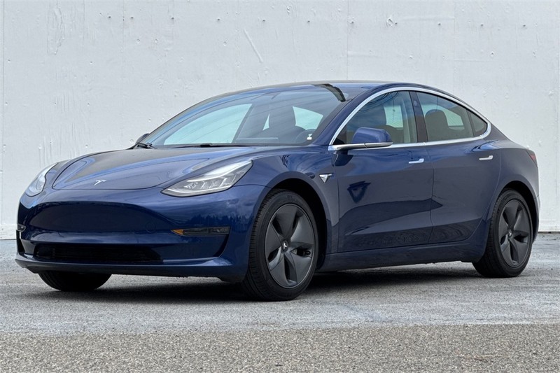 Tesla Model 3 Vehicle Full-screen Gallery Image 08