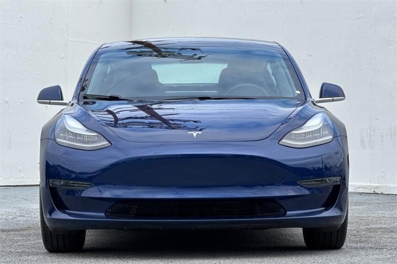 Tesla Model 3 Vehicle Full-screen Gallery Image 09