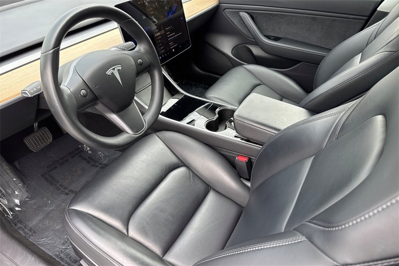 Tesla Model 3 Vehicle Full-screen Gallery Image 10