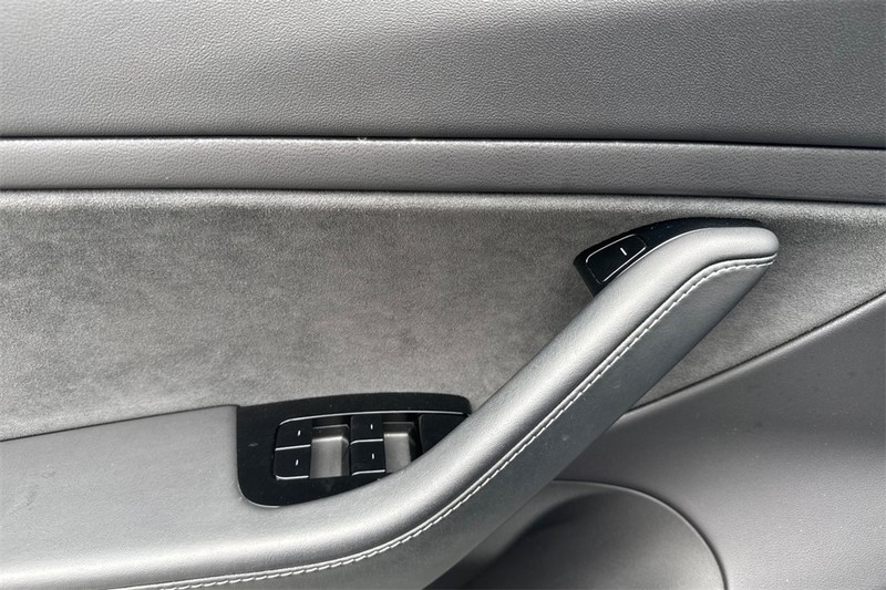 Tesla Model 3 Vehicle Full-screen Gallery Image 11