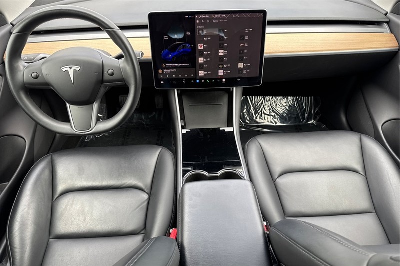 Tesla Model 3 Vehicle Full-screen Gallery Image 13