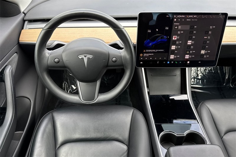 Tesla Model 3 Vehicle Full-screen Gallery Image 14