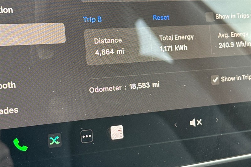 Tesla Model 3 Vehicle Full-screen Gallery Image 24