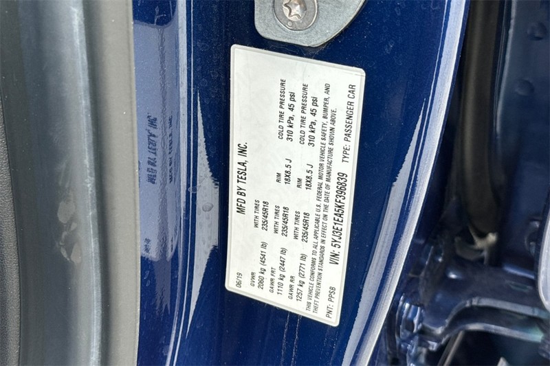 Tesla Model 3 Vehicle Full-screen Gallery Image 27