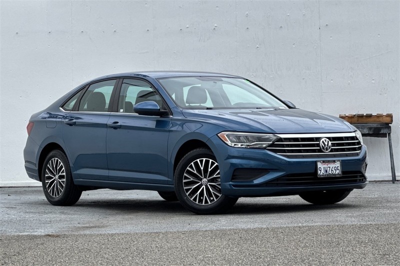 Volkswagen Jetta Vehicle Full-screen Gallery Image 02