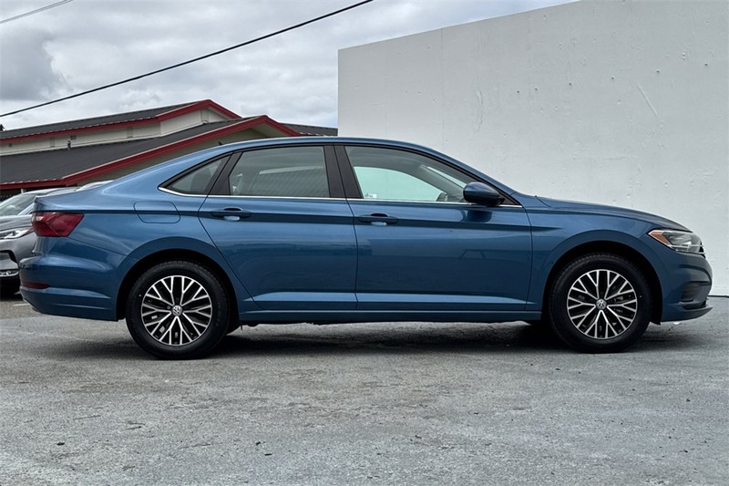 Volkswagen Jetta Vehicle Full-screen Gallery Image 03