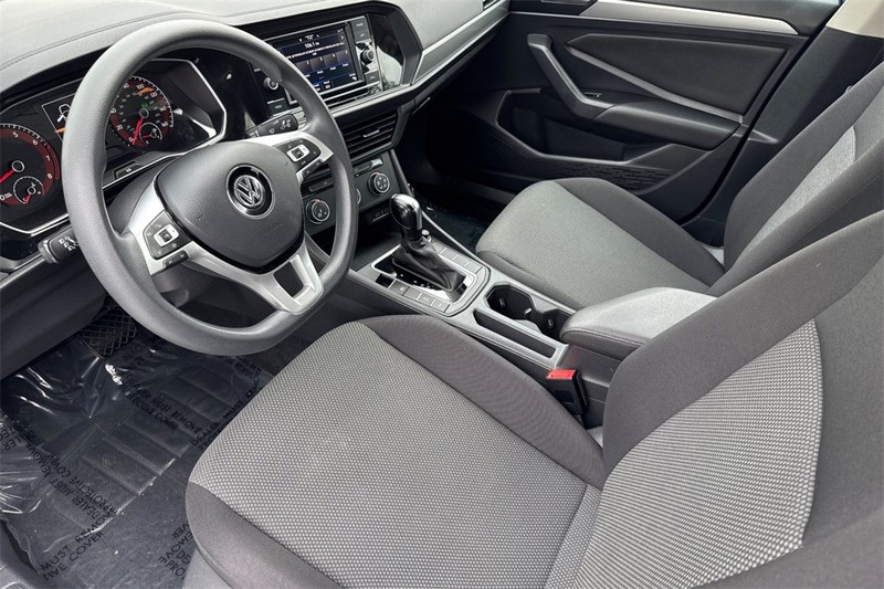 Volkswagen Jetta Vehicle Full-screen Gallery Image 10