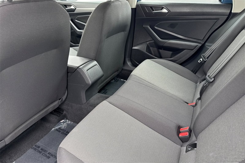 Volkswagen Jetta Vehicle Full-screen Gallery Image 12