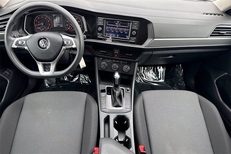 Volkswagen Jetta Vehicle Full-screen Gallery Image 13