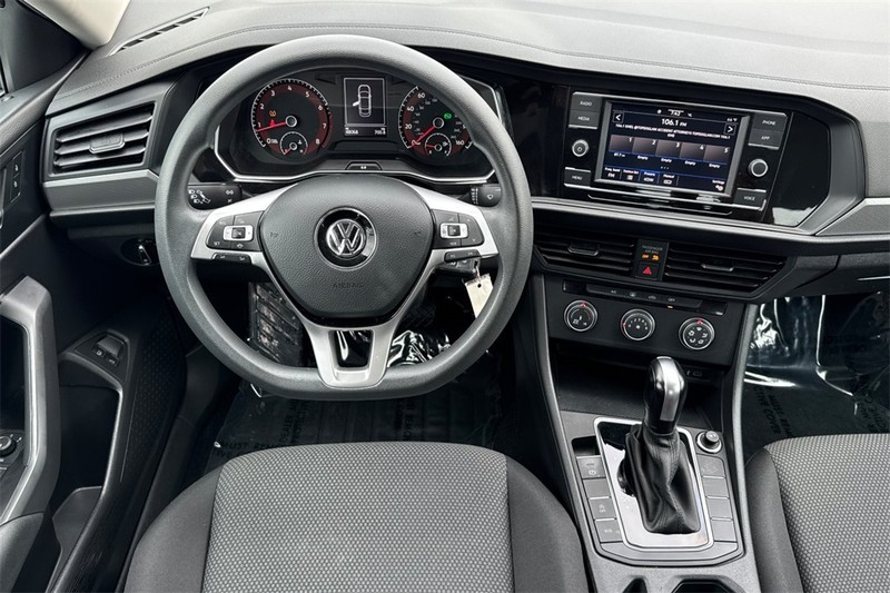Volkswagen Jetta Vehicle Full-screen Gallery Image 14